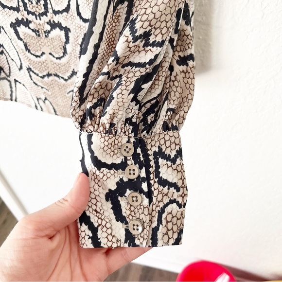 CAbi Top Women's Medium Serpentine Blouse Semi-Sheer Snakeskin Baddie Career - Picture 5 of 7